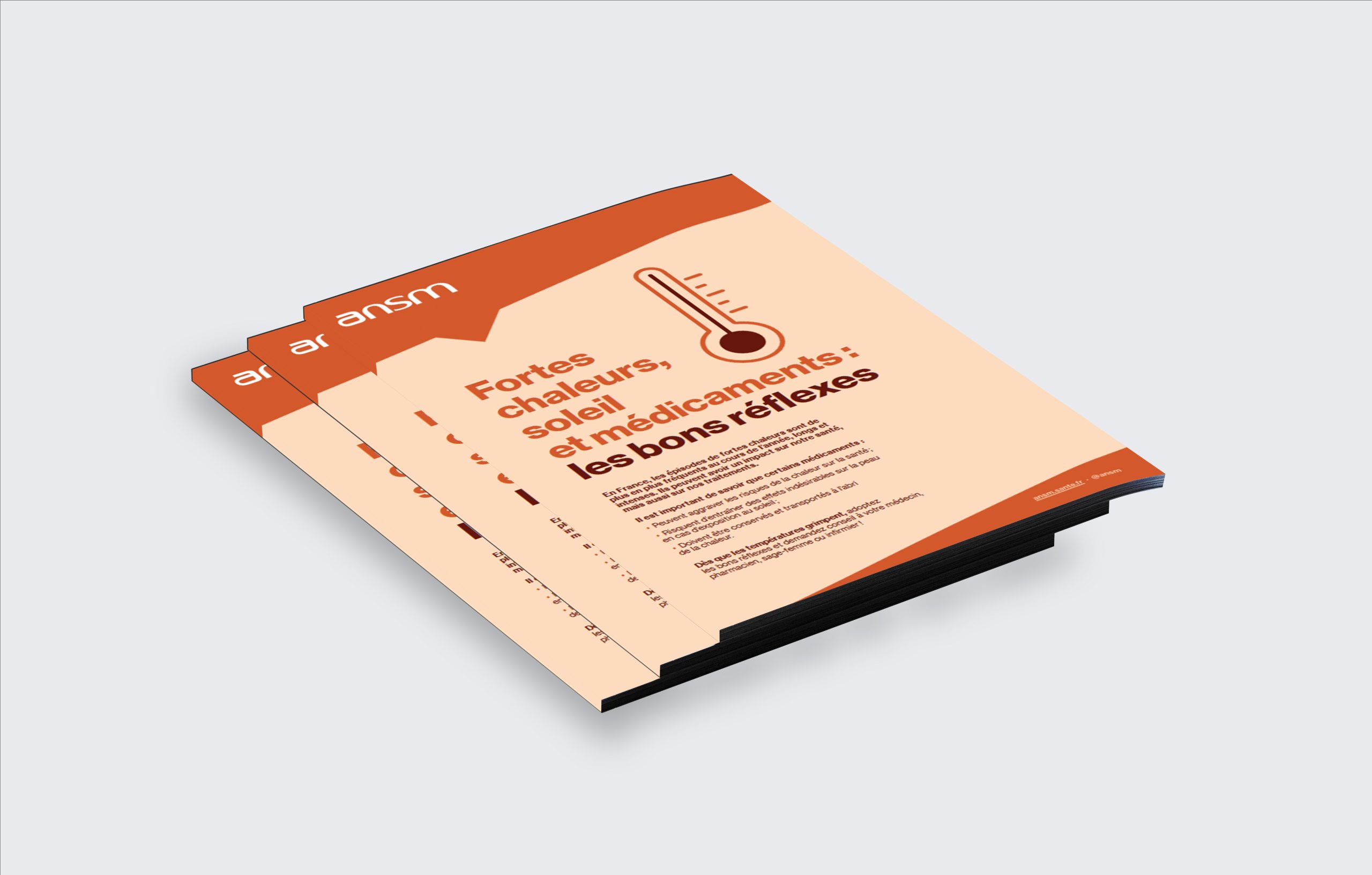Couverture de la brochure ANSM « Fortes chaleurs, soleil et médicaments : les bons réflexes », présentant les recommandations de prévention en période de canicule.
